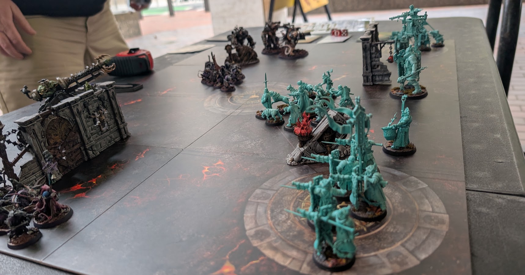 Turquoise Cities of Sigmar troops face Skaven across a battlefield dotted with ruined walls.